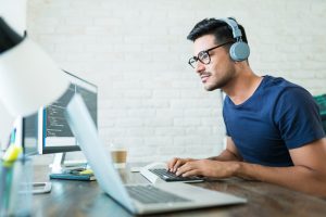 Wszystko, czego potrzebuje programista do pracy z domu. Sprawdź, jak to sfinansować