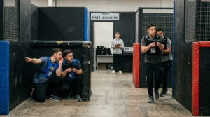 Laser tag jako team building dla zespołów IT – jak połączyć rywalizację z pracą zespołową?